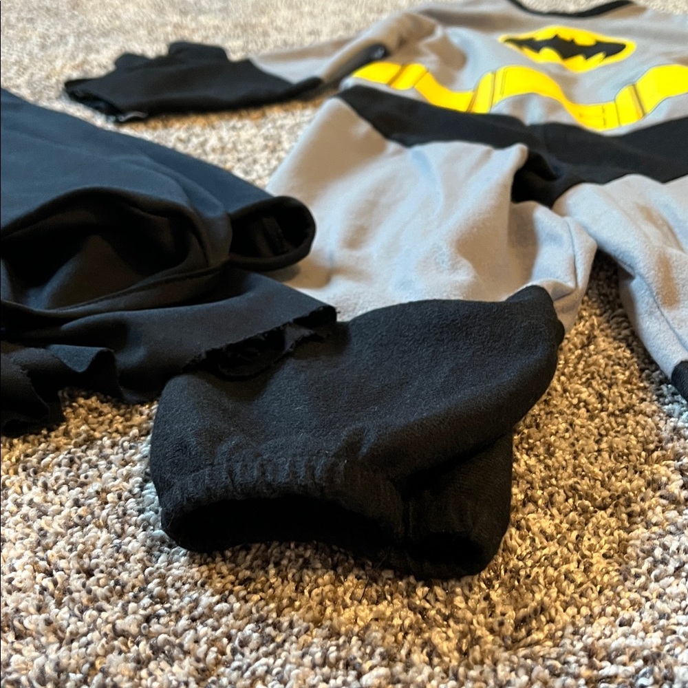 🎃Batman Kids Costume with Cape - Gray, Black, and Yellow, Size Toddler - Picture 6 of 13